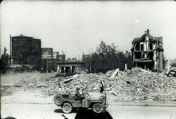 US Einheiten in Leuna 1945 (Haupttorplatz)